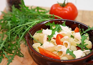 Nudelsalat mit Tomaten und Rucola