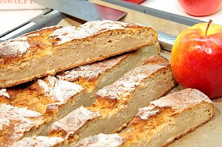 Roggenmischbrot mit Äpfel