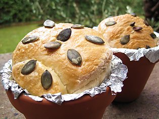 Kürbiskernbrötchen im Blumentopf