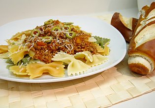 Farfalle mit Hack-Oliven- Sauce