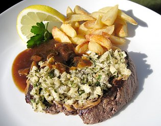 Gratiniertes Filetsteak mit Kräuterkruste